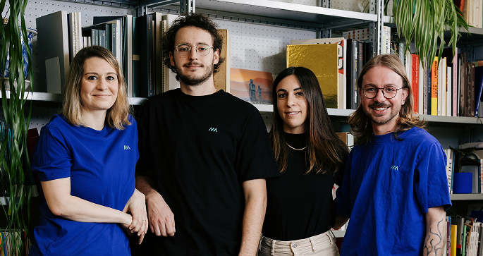 équipe de taadaaa studio, en teeshirt bleu et noir au nom du studio